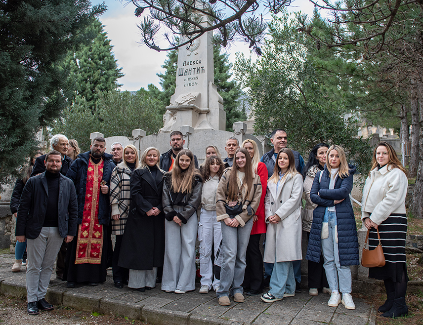 МОСTАР, 2. ФЕБРУАРА /СРНА/ - На православном гробљу Бјелушине у Мостару данас је служен помен великом српском пјеснику Алекси Шантићу поводом 101 године од његове смрти.
