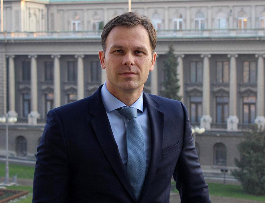 БЕОГРАД, 2. ФЕБРУАРА /СРНА/ - Први потпредсједник Владе Србије Синиша Мали изјавио је данаас да политичари из бивше власти преузимају студентске протесте у Србији.