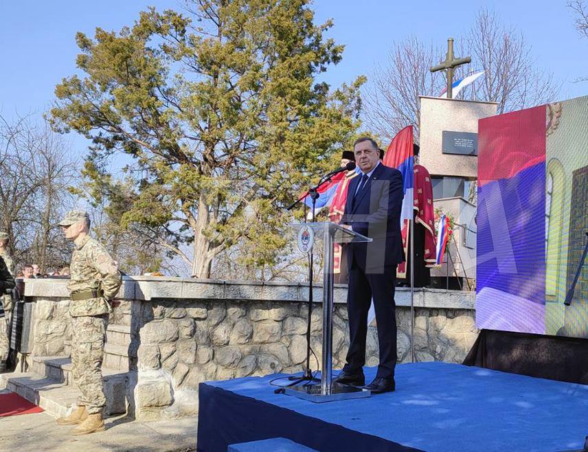 БАЊАЛУКА, 2. ЈАНУАРА /СРНА/ - Предсједник Републике Српске Милорад Додик поручио је данас у Дракулићу да је усташки покољ више од 2.300 Срба у бањалучким селима прије 83 године неопростив злочин који не смије бити заборављен.