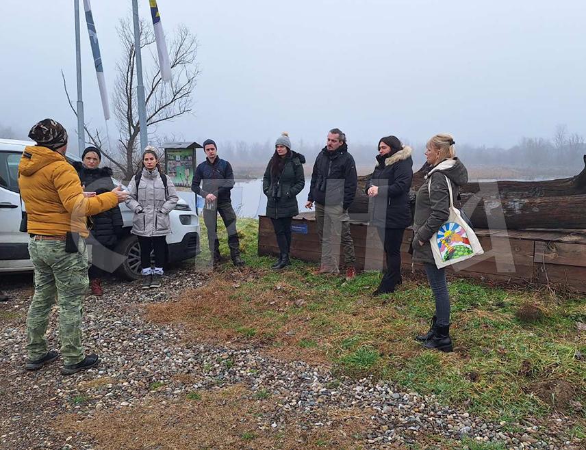 ШАМАЦ, 2. ФЕБРУАРА /СРНА/ - Чланови Центра за животну средину из Бањалуке заједно са љубитељима природе обиљежили су данас Међународни дан заштите мочвара и мочварних станишта бесплатним излетом на бару Tишина код Шамца како би научили више о птицама у овом заштићеном станишту које има немјерљив еко-туристички, али и георељефни утицај.