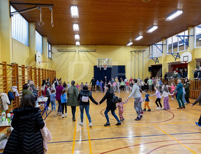 БАЊАЛУКА, 3. ФЕБРУАРА /СРНА/ - Првом пробом у бањалучком насељу Врбања почело је са радом Културно-умјетничко друштво "9. јануар", које окупља људе свих генерација с циљем очувања богате културне баштине.