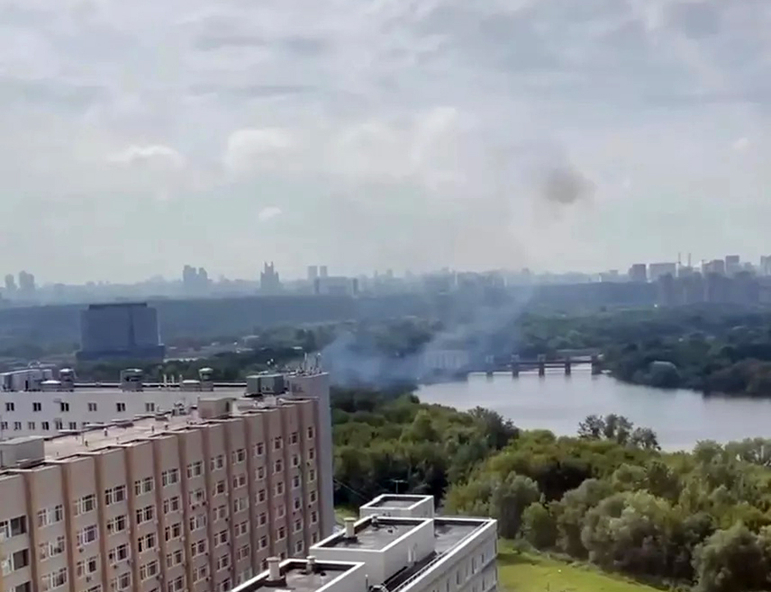 МОСКВА, 3. ФЕБРУАРА /СРНА/ - Најмање једно лице је погинуло, а четворо људи је повријеђено од експлозије у стамбеном комплексу "Црвена једра" у Москви, изјавио је за ТАСС неименовани званичник хитне службе.