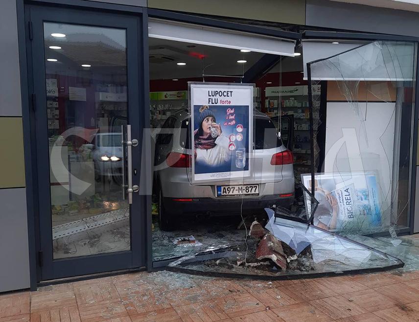 БАЊАЛУКА, 3. ФЕБРУАРА /СРНА/ - Увиђај је у току на мјесту саобраћајне незгоде у мјесту Трн код Лакташа, гдје је возач аутомобилом улетио у апотеку, речено је Срни у Полицијској управи Бањалука.