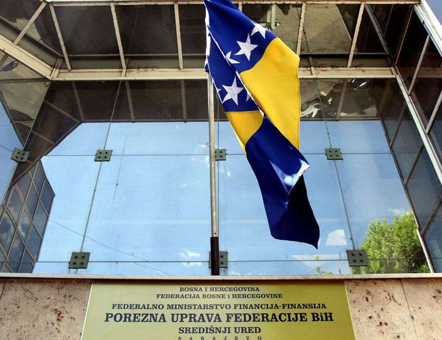 САРАЈЕВО, 3. ФЕБРУАРА /СРНА/ - У Федерацији БиХ /ФБиХ/ на крају прошле године 5.197 привредних субјеката имало је дуг већи од 50.000 КМ по основу пореза, доприноса, такса и других накнада, а њихов укупан дуг већи је од 2,7 милијарди КМ.