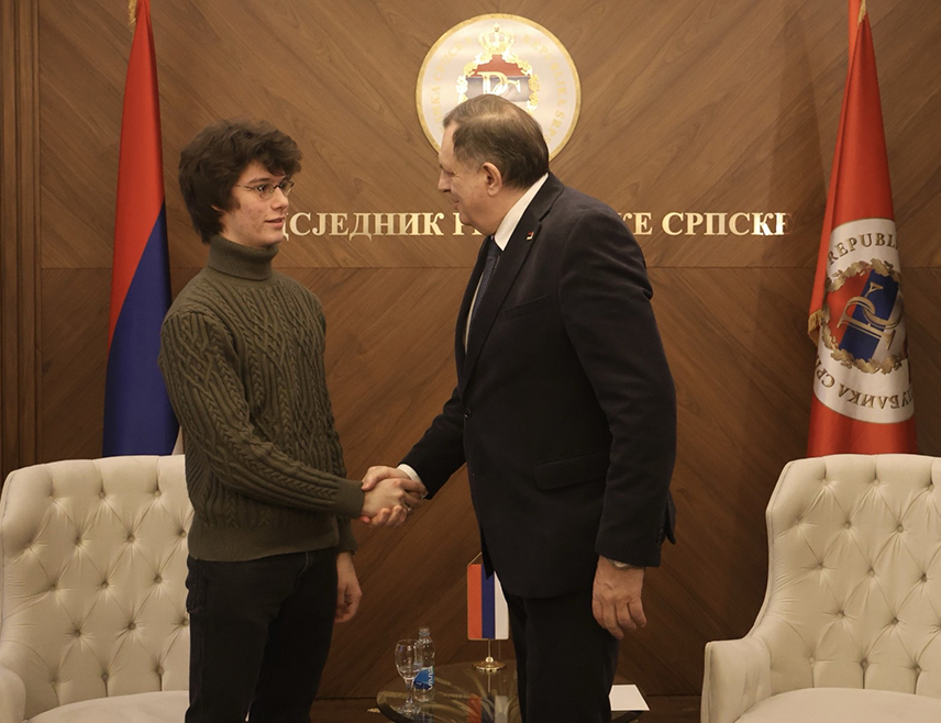 БАЊАЛУКА, 3. ФЕБРУАРА /СРНА/ - Предсједник Републике Српске Милорад Додик организовао је данас пријем за пијанисту Константина Косановића, те поручио да су овако талентовани људи највећи понос и снага Српске и представљају прави примјер покретачке снаге и истрајности свим младим људима у Републици.