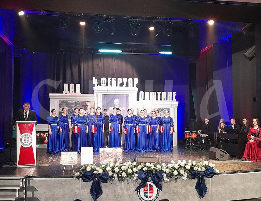 МРКОЊИЋ ГРАД, 3. ФЕБРУАРА /СРНА/ - Генерал Радован Илић добитник је повеље почасног грађанина Мркоњић Града, у чијој је одбрани учествовао током Одрамбено-отаџбинског рата и дао немјерљив допринос.