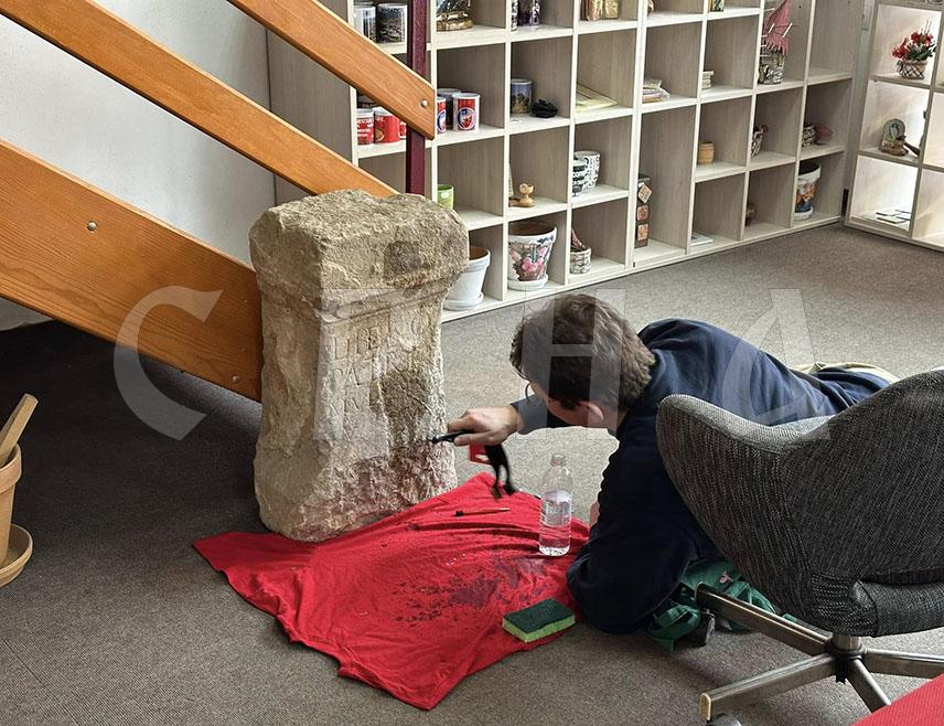 РОГАTИЦА, 5. ФЕБРУАРА /СРНА/ - Магистар археологије Михајло Џамтовски нада се да ће споменик из римског периода, највјероватније из трећег вијека, пронађен у кориту ријеке Ракитнице бити инспирација домаћим и страним археолозима да покрену археолошка истраживања у општини Рогатица.