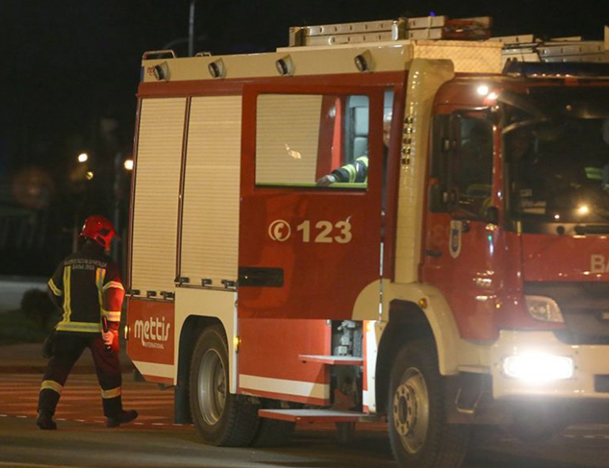 СРЕБРЕНИЦА, 4. ФЕБРУАРА /СРНА/ - Ватрогасци су угасили пожар на кући у Црвици код Сребренице, а власник чији су иницијали П.Н. том приликом је повријеђен и медицинска помоћ указана му је у амбуланти у Скеланима.