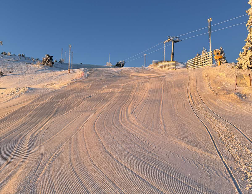 ЈАХОРИНА, 4. ФЕБРУАРА /СРНА/ - Фебруар на Јахорини обећава одличне услове за скијање захваљујући најсавременијем систему вјештачког осњежавања и повољним условима за производњу снијега, саопштено је из Олимпијског центра "Јахорина".