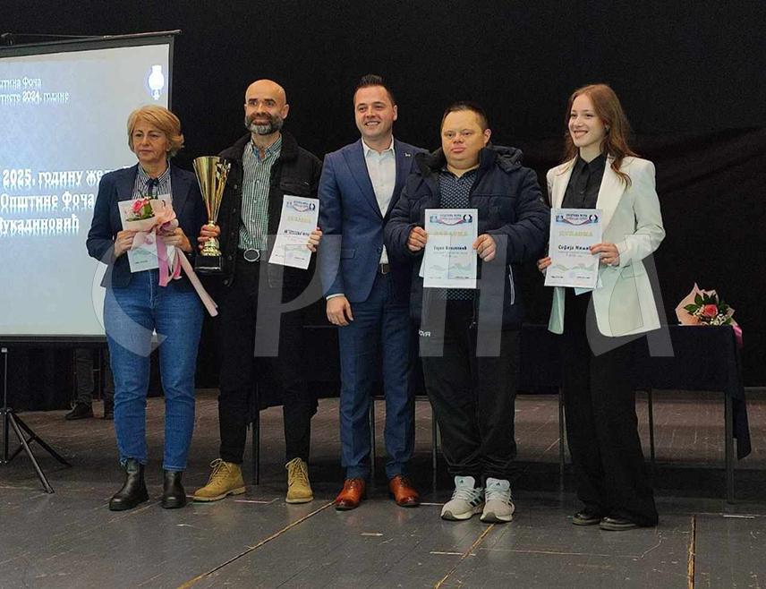 ФОЧА, 4. ФЕБРУАРА /СРНА/ - Признање најбољи спортиста општине Фоча за 2024. годину равноправно су понијели шахиста Софија Мимић из Омладинског шаховског клуба "Девети јануар" и паракаратиста Горан Ковачевић из Карате клуба "Љубишња", за најбољи спортски колектив проглашен је Атлетски клуб "Сутјеска", а тренер тог клуба Тања Бурило најбољи је фочански тренер за 2024. годину.