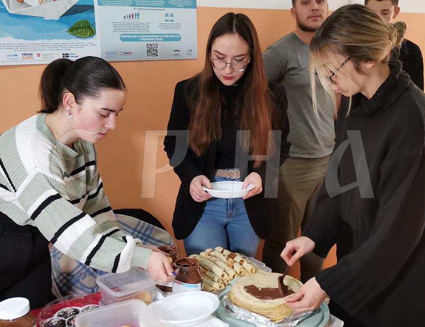 ДОБОЈ, 4. ФЕБРУАРА /СРНА/ - Савјет ученика Техничке школе у Добоју реализује данас хуманитарну акцију продаје слаткиша за наставак лијечења Валерија Живановића из Осјечанских Чивчија и подршку Родитељској кући "Искра" у Бањалуци, у којој бораве дјеца обољела од малигних болести.