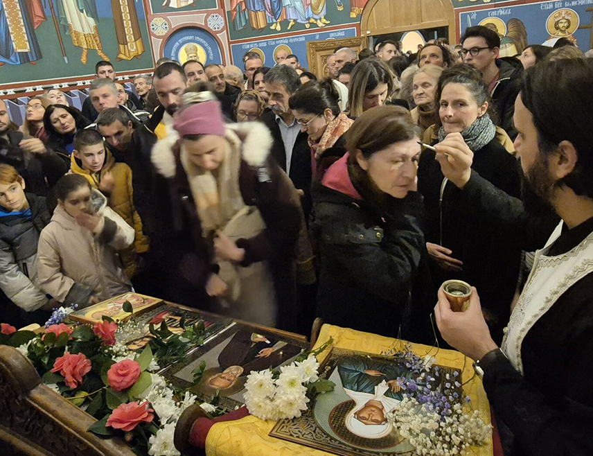 ПОДГОРИЦА, 4. ФЕБРУАРА /СРНА/ - Бројни вјерници дочекали су у Херцег Новом иконе са честицама моштију руских светитеља, које су пристигле уз благослов Његовог високопреосвештенства митрополита црногорско-приморског Јоаникија.