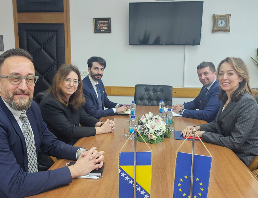 САРАЈЕВО, 4. ФЕБРУАРА /СРНА/ - Министар цивилних послова у Савјету министара Дубравка Бошњак и амбасадор Италије у БиХ Сара Ети Кастелани данас су током састанка у Сарајеву изразиле спремност за интензивирање културне размјене и успостављање бољих односа у образовању и питањима младих.