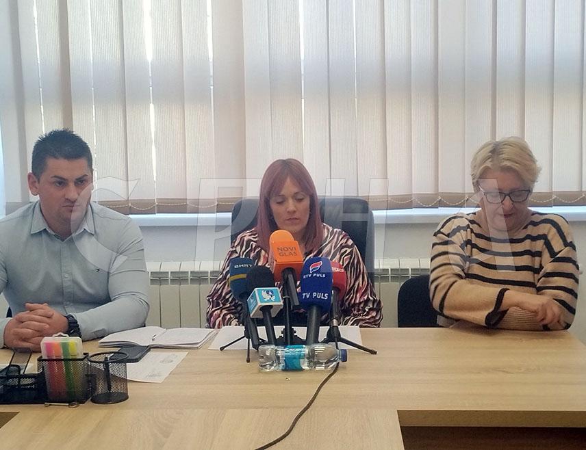 БИЈЕЉИНА, 4. ФЕБРУАРА /СРНА/ - Радници јединог јавног вртића у Бијељини "Чика Јова Змај", у којем борави 900 дјеце, најавили су данас штрајк упозорења због дуговања Градске управе према овој предшколској установи.