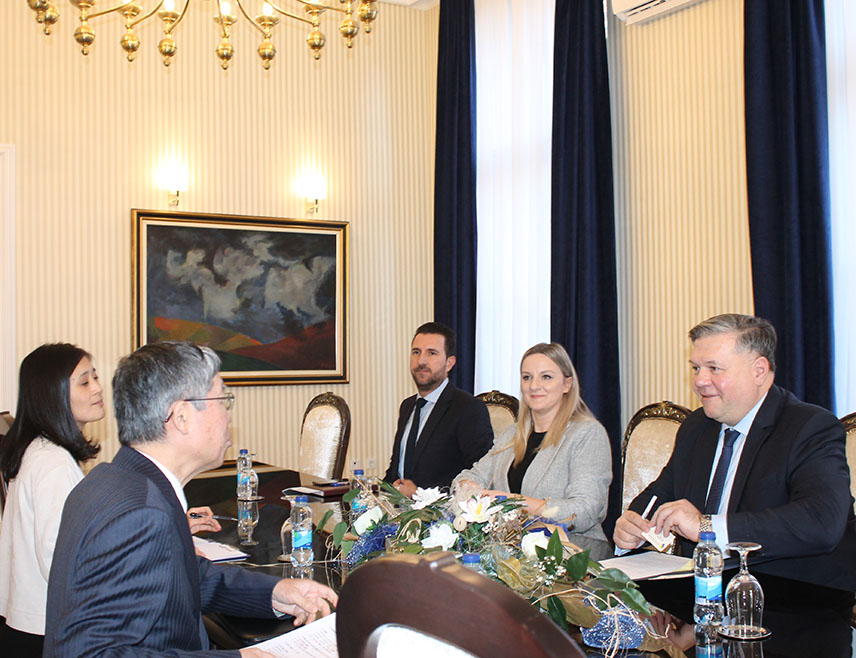 САРАЈЕВО, 4. ФЕБРУАРА /СРНА/ - Новоименовани амбасадор Јапана у БиХ Тошихиро Аики рекао је да ће радити на подстицању јапанских фирми на већу сарадњу са БиХ.