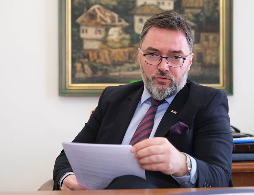 САРАЈЕВО, 4. ФЕБРУАРА /СРНА/ - Замјеник предсједавајуће Савјета министара Сташа Кошарац изјавио је да Народна скупштина Републике Српске прво треба да размотри Нацрт закона о Суду БиХ, па онда Савјет министара, те да ће то тражити на сутрашњој сједници.