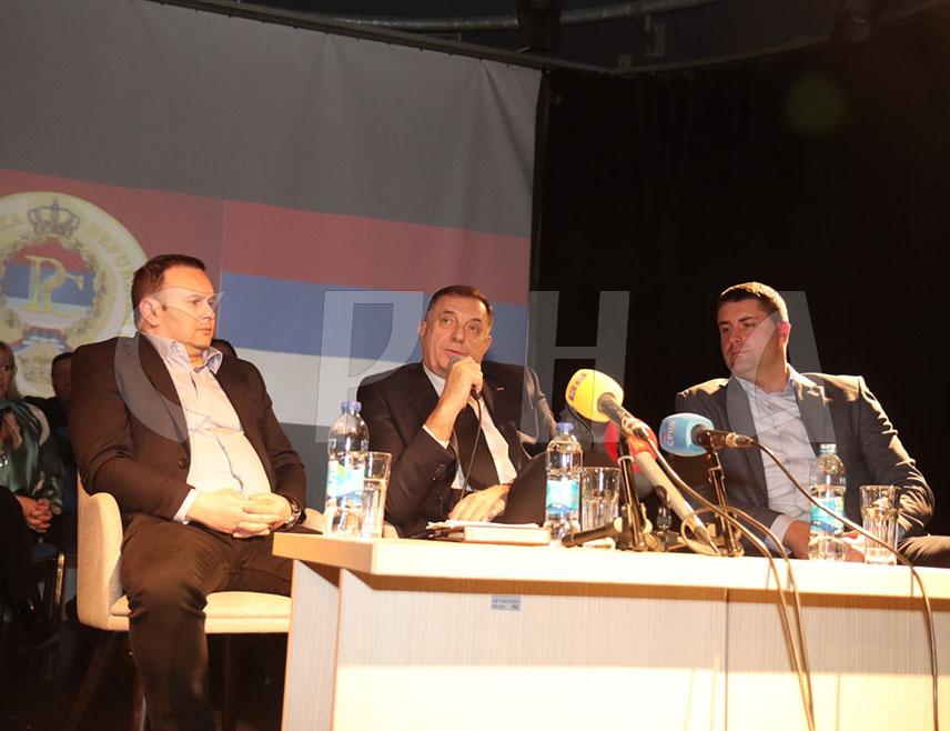 ИСТОЧНО НОВО САРАЈЕВО, 4. ФЕБРУАРА /СРНА/ - Градоначелник Источног Сарајева Љубиша Ћосић изјавио је вечерас да је Влада Републике Српске у овом граду урадила много добрих пројеката, али да постоји још потреба у области саобраћаја, образовања и инфраструктуре.