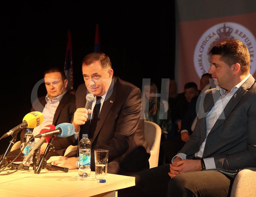 ИСТОЧНО НОВО САРАЈЕВО, 4. ФЕБРУАРА /СРНА/ - Предсједник Републике Српске Милорад Додик изјавио је да нису тачни приговори руководства Источне Илиџе и да Влада Српске финансијски подржава реализацију пројеката у свим локалним заједницама.