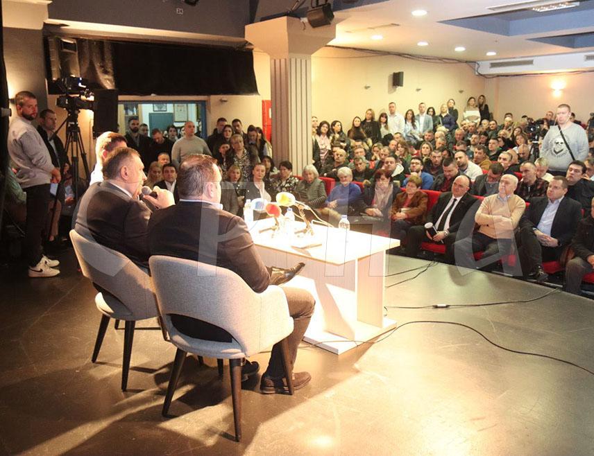 ИСТОЧНО САРАЈЕВО, 4. ФЕБРУАРА /СРНА/ - Предсједник Републике Српске Милорад Додик изјавио је вечерас да ће институције Српске за развој инфраструктуре на подручју Источног Сарајева издвојити додатних 15 милиона КМ, укључујући милион КМ за изградњу вртића у Источној Илиџи.