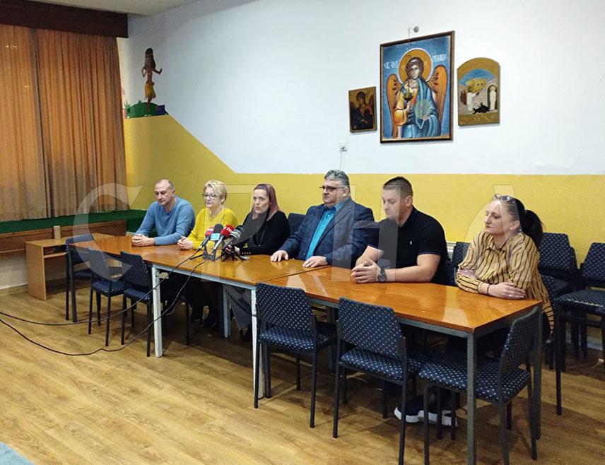 БИЈЕЉИНА, 5. ФЕБРУАРА /СРНА/ - Запослени у Дјечијем вртићу "Чика Јова Змај" у Бијељини ступили су у тродневни штрајк упозорења због дуговања Градске управе према јединој јавној предшколској установи у граду у којој борави 900 дјеце.