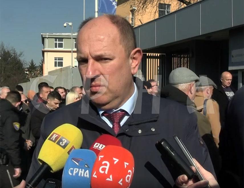 САРАЈЕВО, 5. ФЕБРУАРА /СРНА/ - Потпредсједник СНСД-а Лука Петровић изјавио је да је СДС себе делегитимисао непотписивањем петиције којом се захтијева поштовање људских права првог предсједника Републике Српске Радована Караџића, који се налази у британском затвору.