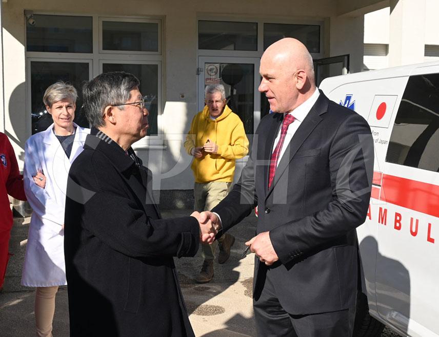 ПАЛЕ, 5. ФЕБРУАРА /СРНА/ - Паљанском Дому здравља "Стана Томић" данас је испоручено ново, модерно опремљено санитетско возило у вриједности од 116.000 КМ, захваљујући Влади Јапана.