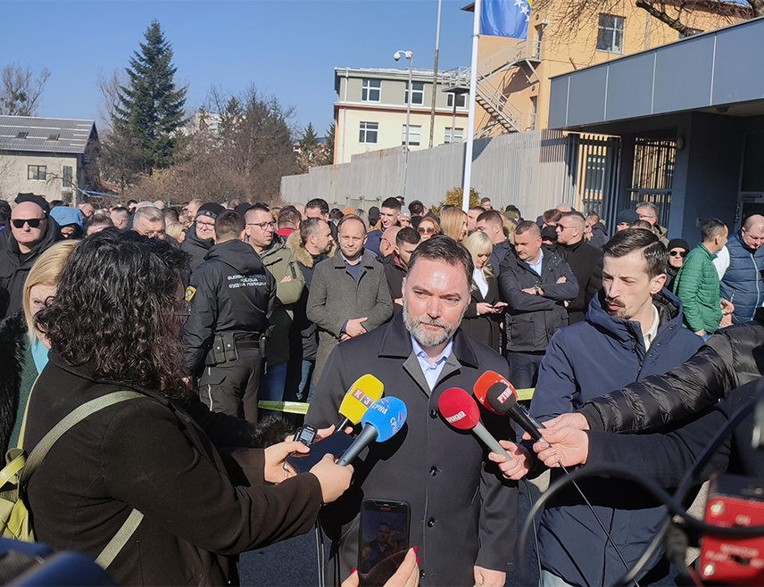 САРАЈЕВО, 5. ФЕБРУАРА /СРНА/ - Замјеник предсједавајуће Савјета министара Сташа Кошарац изјавио је да треба упитати Амбасаду САД у БиХ гдје је новац који је у БиХ улазио преко Америчке агенције за међународну развој /УСАИД/, за шта је утрошен и ко је све добио новац да урушава Републику Српску.