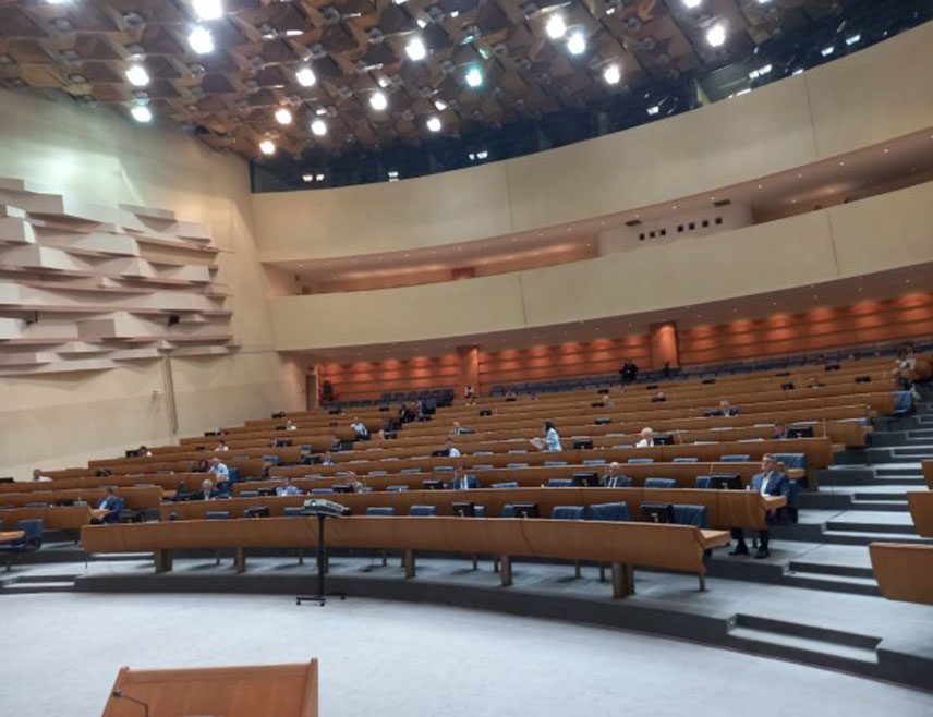 САРАЈЕВО, 5. ФЕБРУАРА /СРНА/ - Заједничка сједница оба дома Парламентарне скупштине БиХ, на којој је било предвиђено да посланици и делегати постављају питања Савјету министара, прекинута је због недостатка кворума у Дому народа.