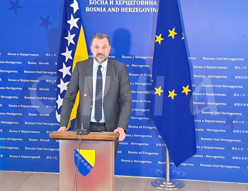 САРАЈЕВО, 5. ФЕБРУАРА /СРНА/ - Министар иностраних послова у Савјету министара Елмедин Конаковић изјавио је да је Амбасада БиХ у Вашингтону издала путне листове за шест држављана БиХ, који ће из бити депортовани из САД, те навео да међу њима има и лица са криминалним досијеима, што захтијева адекаватан третман.