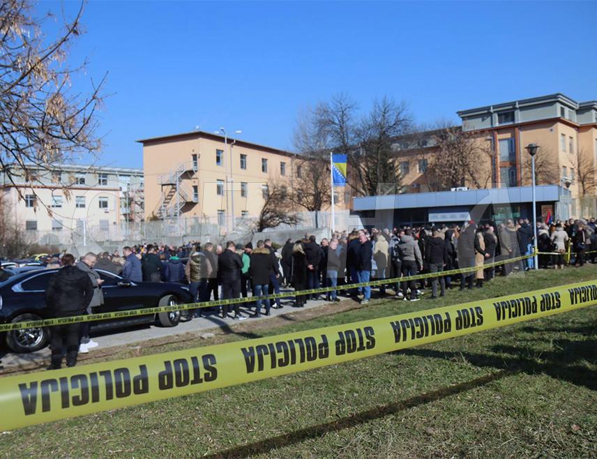 САРАЈЕВО, 5. ФЕБРУАРА /СРНА/ - Доказни поступак у предмету који се у Суду БиХ води против предсједника Републике Српске Милорада Додика и вршиоца дужности директора "Службеног гласника" Милоша Лукића за "непоштовање одлуке" Кристијана Шмита данас је завршен, а завршне ријечи биће изесене 19. фебруара.