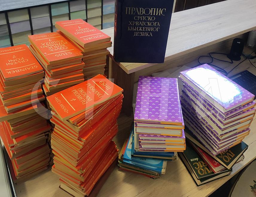 ХАН ПИЈЕСАК, 5. ФЕБРУАРА /СРНА/ - Народна библиотека "Бранко Чучак" на Хан Пијеску добила је на поклон 230 књига.