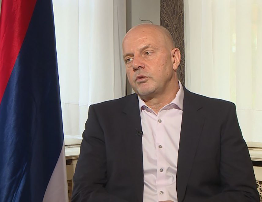 БЕОГРАД, 5. ФЕБРУАРА /СРНА/ - Политиколог Александар Павић изјавио је за Срну да нечовјечан третман према првом предсједнику Републике Српске Радовану Караџићу представља, у ствари, британску освету Србима и Републици Српској јер нису успјели да је угасе, те истакао да би Српска, а посебно Србија требале да званично захтијевају да Караџић буде премјештен на неко друго мјесто и да му се обезбиједи хуман третман.