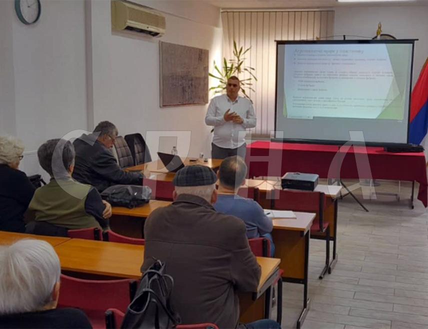 НОВИ ГРАД, 5. ФЕБРУАРА /СРНА/ - На подручју приједорске регије влада интересовање за пластеничку производњу која у условима екстремних временских прилика има предност због контролисаних услова.