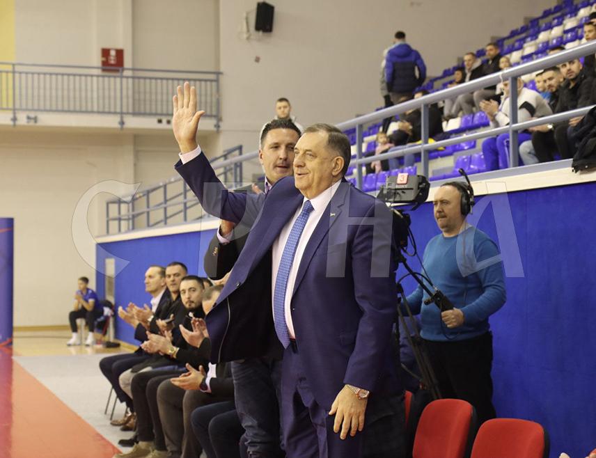 ПАЛЕ, 5. ФЕБРУАРА/СРНА/ - Финална утакмица Купа Републике Српске за кошаркаше између "Јахорине" са Пала и "Игокее" из Александровца почела је вечерас у спортској дворани "Пеки", а меч прати и предсједник Републике Српске Милорад Додик.