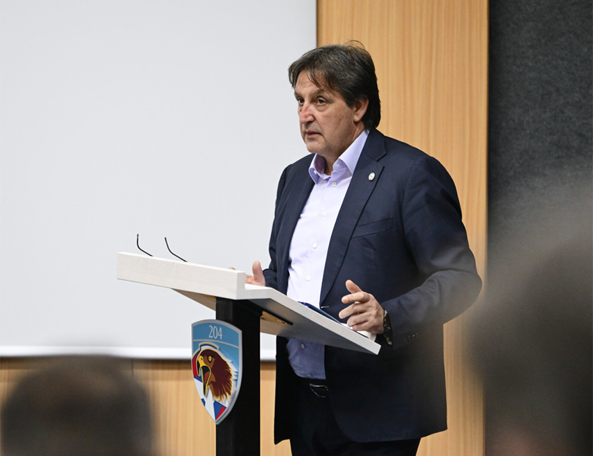 БЕОГРАД, 5. ФЕБРУАРА /СРНА/ - Министар одбране Братислав Гашић изјавио је да поједини министри и други високо позиционирани бошњачки политичари неодговорном и запаљивом реториком против Србије и њене Војске настоје да продубе подјеле између нација које живе на овим просторима.