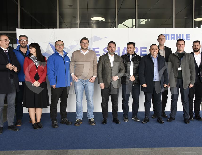 ЛАКТАШИ, 6. ФЕБРУАРА /СРНА/ - Министар спољне трговине и економских односа у Савјету министара Сташа Кошарац рекао је да у Лакташима треба формирати слободну бесцаринску зону да би овај град и Република Српска били развијенији и привукли што више страних и других инвестиција.