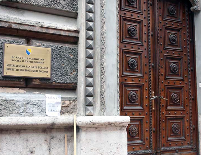 САРАЈЕВО, 6. ФЕБРУАРА /СРНА/ - У масовној пуцњави у шведском граду Еребро погинула је држављанка БиХ, док је један држављанин БиХ рањен, саопштено је из Министарства иностраних послова у Савјету министара.