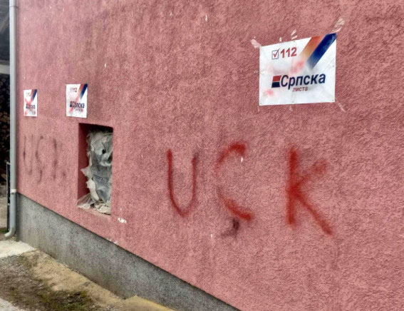 БЕОГРАД, 6. ФЕБРУАРА /СРНА/ - На зиду породичне куће Николе Јанковића у селу Бушинце у Косовској Каменици, у којој живи са супругом и двоје мале дјеце, јутрос су прецртани плакати Српске листе и исписани су графити "УЧК" /терористичка ОВК/, саопштила је Српска листа.