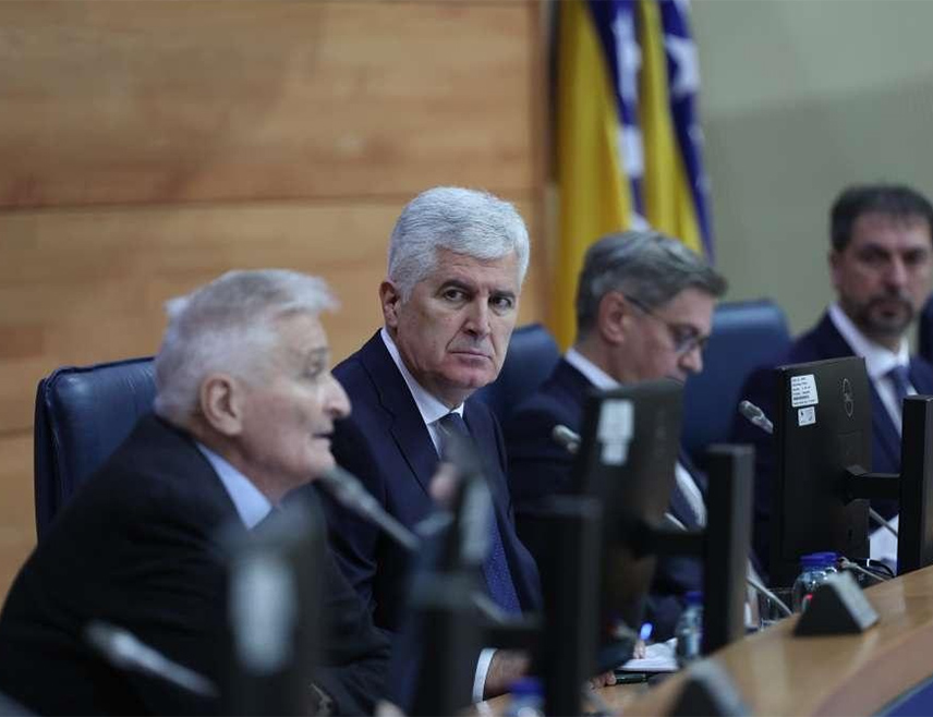 САРАЈЕВО, 6. ФЕБРУАРА /СРНА/ - Предсједавајућем Дома народа Парламентарне скупштине БиХ Драгану Човићу упућен је захтјев за сазивање хитне сједнице о разрешењу првог замјеника предсједавајућег Дома Николе Шпирића, сазнаје Срна.