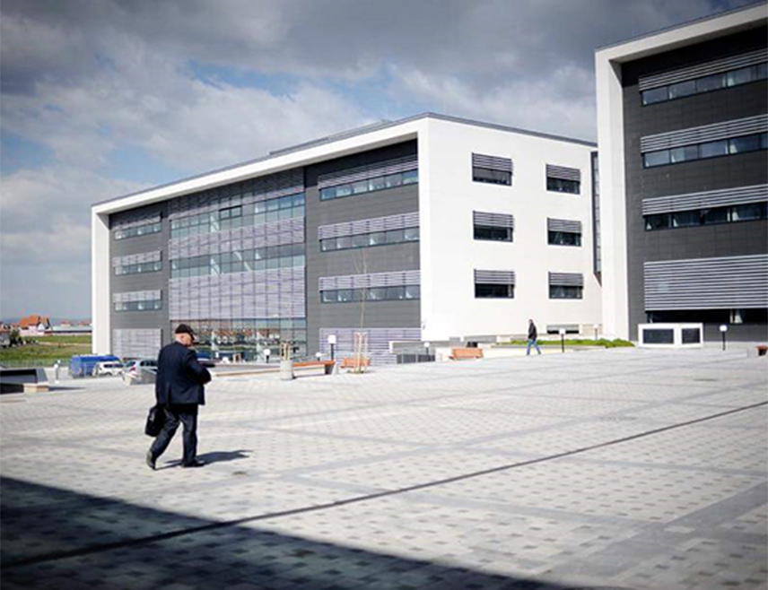 ПРИШТИНА, 6. ФЕБРУАРА /СРНА/ - На суђењу двојици Срба у Приштини за наводни ратни злочин над Албанцима у Вучитрну данас су свједоци Тужилаштва испричали да оптужене Зорана Костића и Драгана Миловића уопште нису видјели током рата.