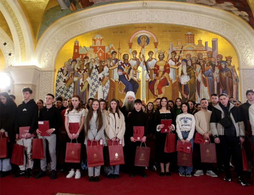 БЕОГРАД, 6. ФЕБРУАРА /СРНА/ - Његова светост патријарх српски Порфирије додијелио је вечерас 86 стипендија за даровите ученике и студенте из породица са четворо и више дјеце, из Задужбине Симе Андрејевића Игуманова, чији је главни старатељ.