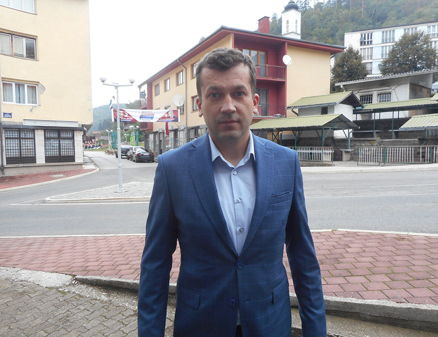 СРЕБРЕНИЦА, 9. ФЕБРУАРА /СРНА/ - Начелник општине Сребреница Милош Вучић рекао је Срни да треба покренути иницијативу према надлежним органима Србије да на путним правцима који воде ка граничним прелазима за Републику Српску, поред назива тог прелаза поставе табле са натписом "Република Српска".