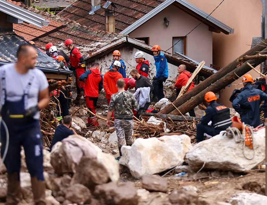 САРАЈЕВО, 7. ФЕБРУАРА /СРНА/ - Неформална група студената најавила је за понедјељак, 10. фебруар, протесте испред Парламентарне скупштине БиХ на којим ће изнијети захтјеве према свим одговорним за природну несрећу у којој је у октобру прошле године на подручју Јабланице, Коњица и Фојнице живот изгубило 27 особа.