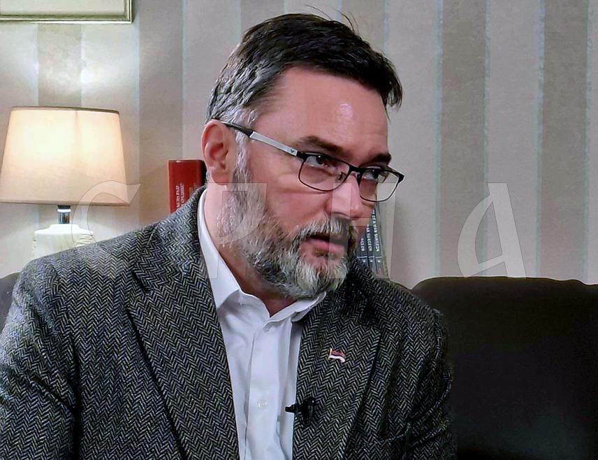 БАЊАЛУКА, 8. ФЕБРУАРА /СРНА/ - Министар спољне трговине и економских односа у Савјету министара Сташа Кошарац рекао је за Срну да ће бити мобилисане све институције у смислу да Хрватска одустане од одлагалишта радиоактивног отпада на Трговској гори у близини границе са БиХ.