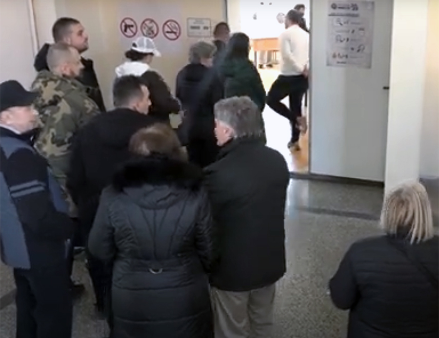 КОСОВСКА МИТРОВИЦА, 9. ФЕБРУАРА /СРНА/ - У бирачком центру у Сјеверној Митровици велика је заинтересованост бирача који у редовима чекају да гласају на данашњим парламентарним изборима на Косову и Метохији.