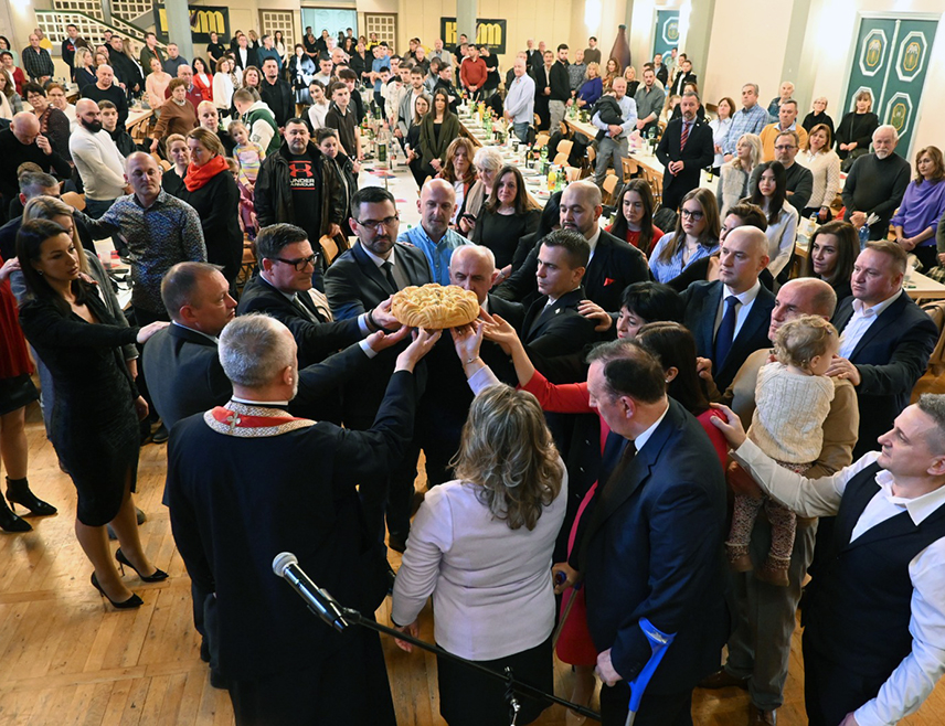 ШТУТГАРТ, 9. ФЕБРУАРА /СРНА/ - У Штутгарту је данас обиљежен Дан Републике Републике Српске, а свечаности су, између осталих, присуствовали министри у владама Српске и Србије, те посланик Хришћанско-демократске уније у Бундестагу Штефан Кауфман.