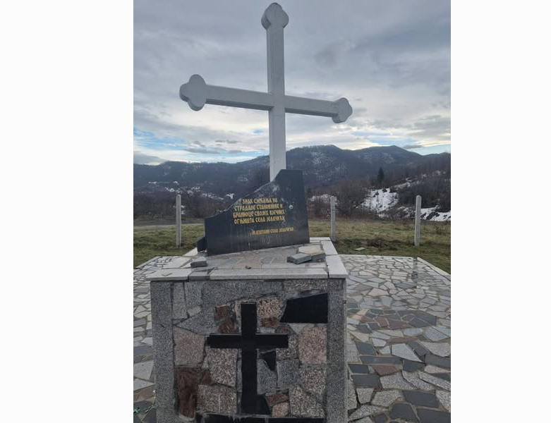 КЛАДАЊ, 9. ФЕБРУАРА /СРНА/ - Предсједник Завичајног удружења "Јелачићи" Драженко Ерделић рекао је Срни да је скрнављење спомен-плоче убијеним српским војницима и цивилима у Јелачићима код Кладња један од видова застрашивања Срба, те да се против српских повратника и њихове имовине у Федерацији БиХ води оркестрирана хајка.