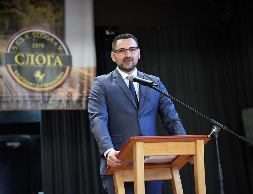 ШТУТГАРТ, 9. ФЕБРУАРА /СРНА/ - Министар за европске интеграције и међународну сарадњу Републике Српске Златан Клокић поручио је данас на обиљежавању Дана Републике Српске у Штутгарту да је овај празник прилика да се пошаље порука јединства и заједништва.