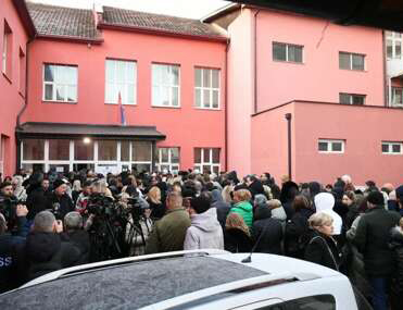 ПРИШTИНА, 9. ФЕБРУАРА /СРНА/ - На данашњим парламентраним изборима на Косову и Метохији у Зубином Потоку гласало је 55,08 одсто бирача, у Косовској Митровици 41,85 одсто, а у Звечану 52,94 одсто уписаних бирача, подаци су Централне изборне комисије у Приштини.