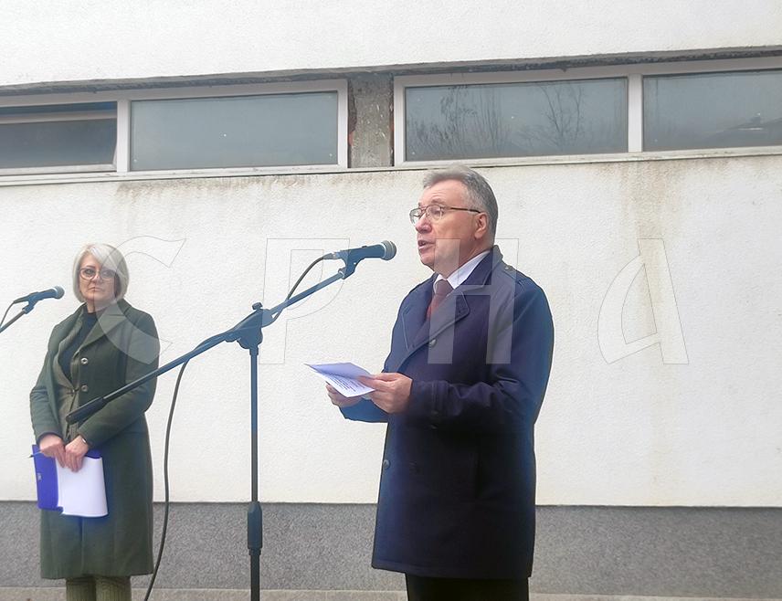 ИСТОЧНО САРАЈЕВО, 10. ФЕБРУАРА /СРНА/ - Aмбасадор Руске Федерације у БиХ Игор Калабухов рекао је данас у Источном Сарајеву да је оно што Кристијан Шмит ради контрапродуктивно и ван памети и нагласио да сва унутрашња питања у БиХ морају ријештити домаће институције, ослањајући се на Дејтонски мировни споразум.